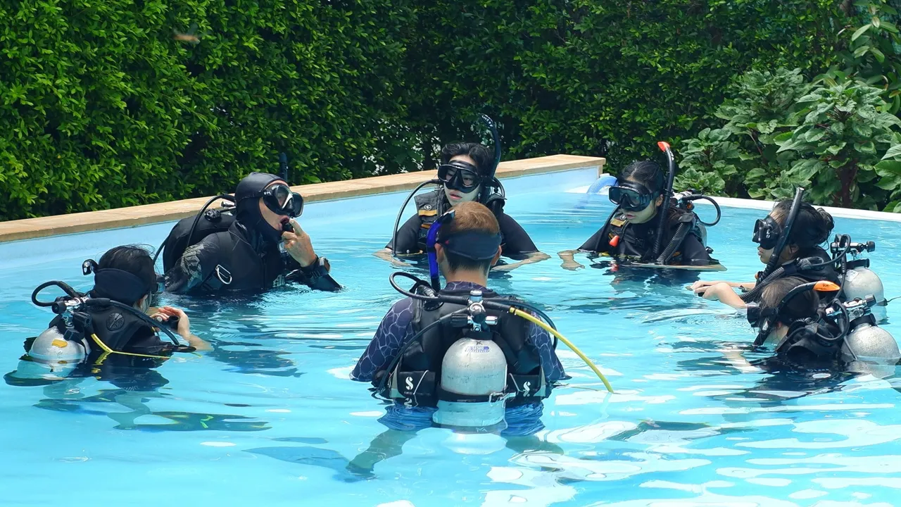 Phuket scuba diving instructor Vin Moy teaching new divers