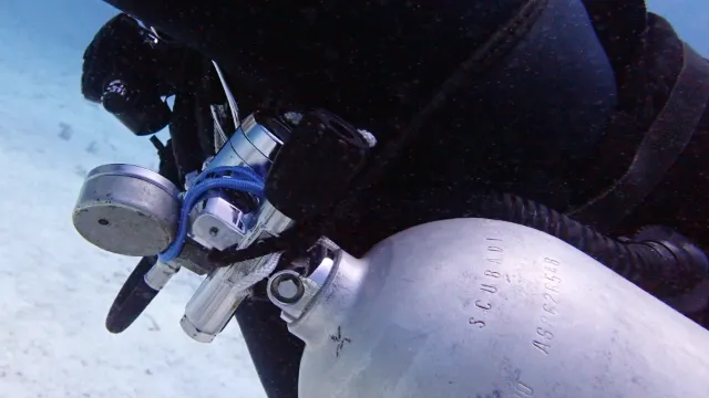 Sidemount Tank Rigging Setup Showing Bungee Around Valve