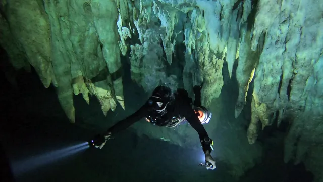 Sidemount Tank Rigging Setup Attached To Harness Waistband D-Ring