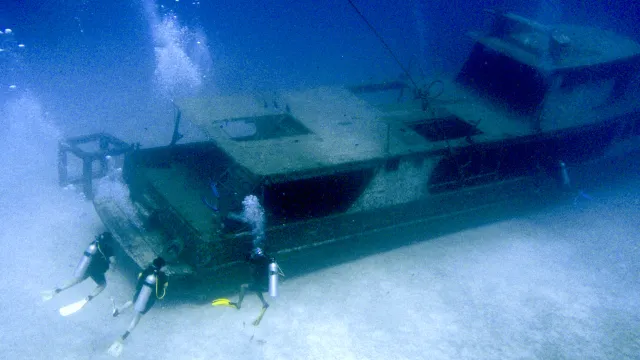 Sidemount Tank Rigging Setup Attached To Harness Waistband D-Ring