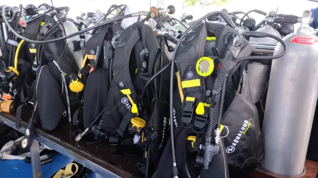 Sidemount Tank Rigging Setup Attached To Harness Waistband D-Ring