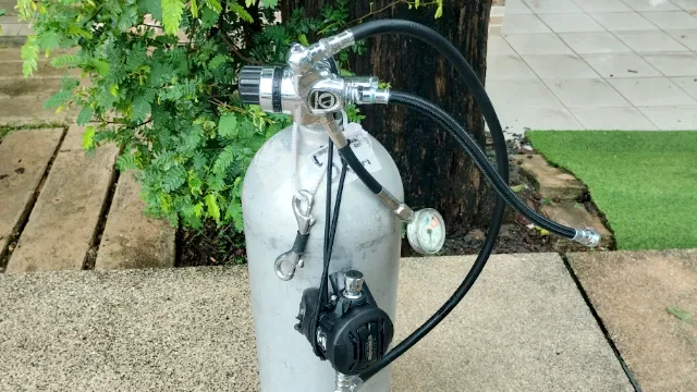 Sidemount regulator setup on left hand tank