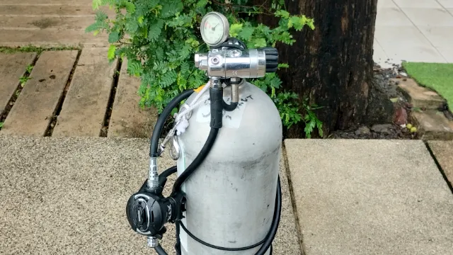 Sidemount regulator setup on right hand tank