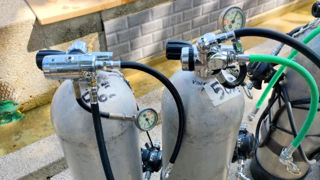 2 Sidemount regulator setup on left hand tank