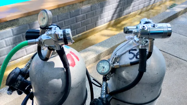 2 Sidemount regulator setup on right hand tank