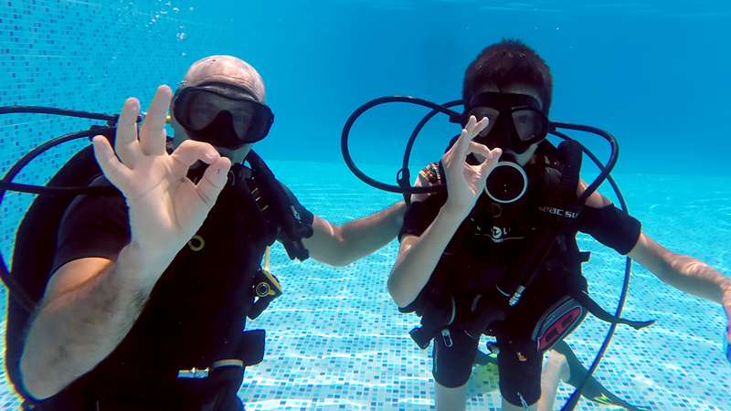 Discover Scuba Diving and learning to dive in Phuket with scuba instructor Vin Moy
